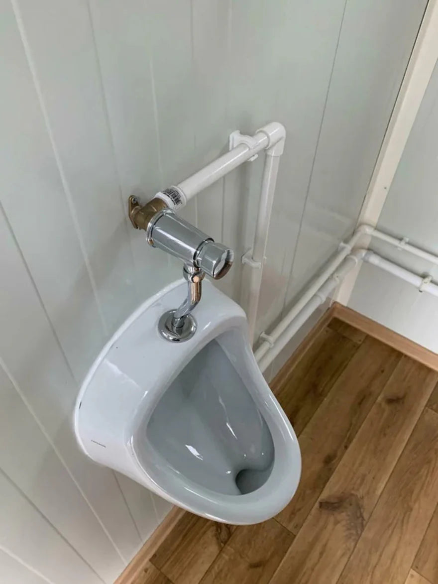 Doppelter Sanitärcontainer mit Abwassertank – WC-Container mit integriertem Fäkalientank