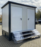 Doppelter Sanitärcontainer mit Abwassertank (weiß) – WC-Container mit integriertem Fäkalientank