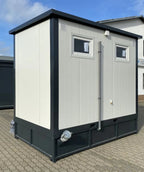 Doppelter Sanitärcontainer mit Abwassertank (weiß) – WC-Container mit integriertem Fäkalientank