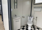 Sanitärcontainer 4 x 2 m mit Dusche und Doppel-WC – komplett ausgestatteter WC-Duschcontainer