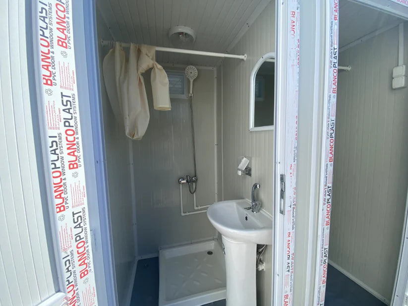 Sanitärcontainer 1,30 x 2,05 m mit Doppeldusche