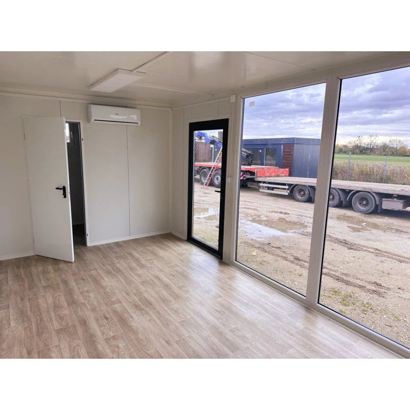 Hochcontainer 7 × 3 m – mit großen Vitrinen, Klimaanlage und Badezimmer